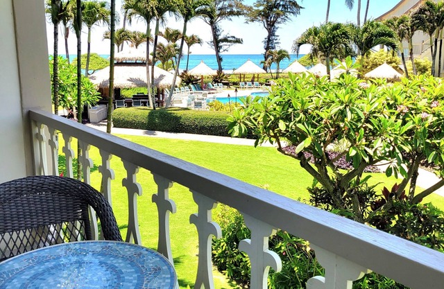 Ocean front studio condo w/views of pool, ocean & Sleeping Giant Mountainn