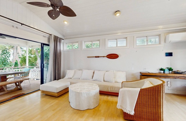 Oceanfront home w/detached studio, lanai, hot tub, beach access and WIFI