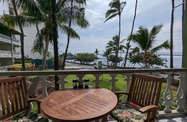 Paradise Private Unit, Ocean View, Queen Bed, Downtown Kona