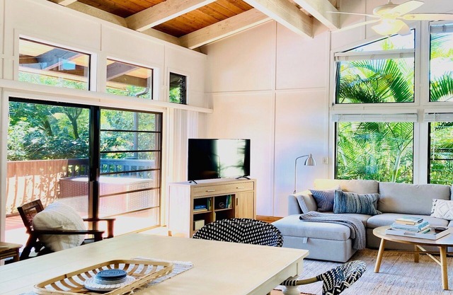 Princeville Townhouse with Views, Large Pool, Walk to Beach, Near Hanalei!