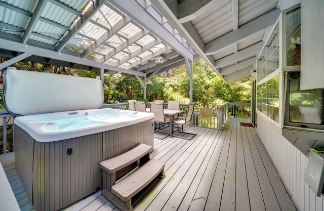 Private Hot Tub & Deck: Tranquil Volcano Hideaway!