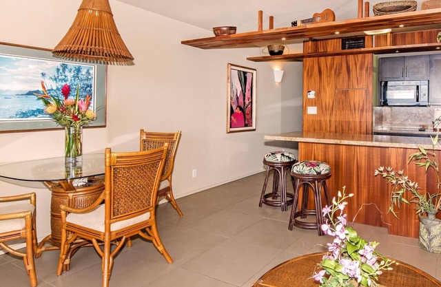🤙 Sept + Oct + Nov SPECIALS 🏝️ at the classic LIVE ALOHA SUITE