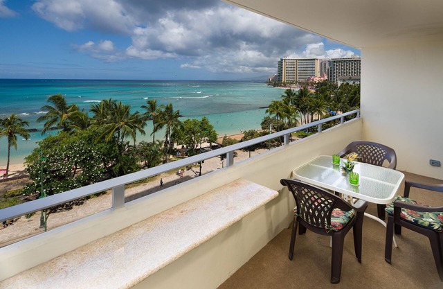Spacious 2 bedroom, 2bath, 1 free parking unit with world famous ocean view!