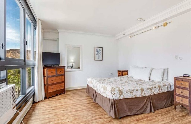 Stylish w/Waikīkī Vibe! WiFi, AC, and Kitchenette – Waikīkī Grand #822