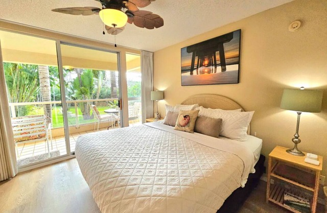 Summer Special Price! Resort Condo- Full Kitchen, AC- Walk to Beach and Shops