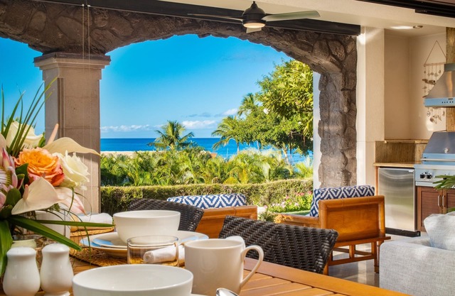 UBER LUXE SERENITY HOUSE POOL VILLA D102, LARGE YARD, NEWLY RENOVATED, SLEEPS 8