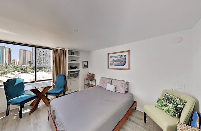 Upbeat Hawaiian Monarch Studio | Pool + Gym