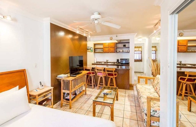 Upgraded w/Kitchenette, WiFi, AC+Direct Sundeck Access–Waikīkī Grand #1003