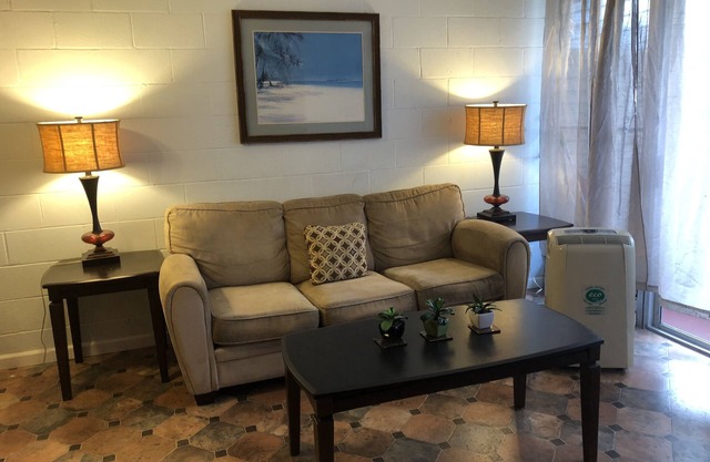 ~Waikiki~ LOWEST RATES IN AREA ~ 2 Bedroom ~ Fully Furn ~ Blocks to Beach ~