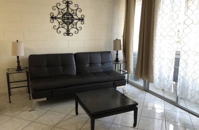 ~Waikiki~ LOWEST RATES IN AREA ~ 3 Bedroom ~ Fully Furn ~ Blocks to Beach ~