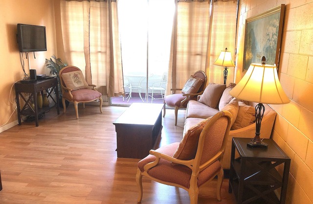 ~Waikiki~ LOWEST RATES IN AREA ~ 1 Bedroom ~ Fully Furn ~ Blocks to Beach ~
