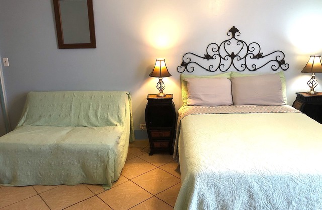 ~Waikiki~ LOWEST RATES IN AREA ~ Studio ~ Fully Furn ~ Blocks to Beach ~