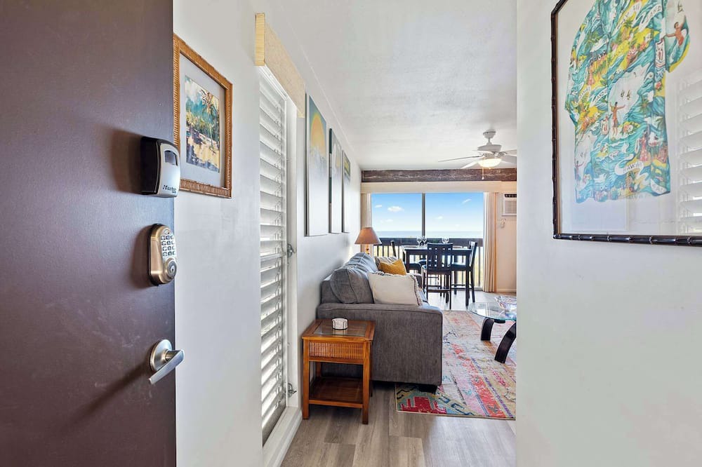 Historic Kailua Village Apartment | Kona Mansions 5-minute Walk to Honls Beach