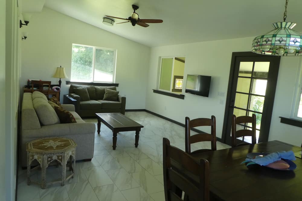 Hawi Apartment | Simple Elegant Comfort In Ideal Location
