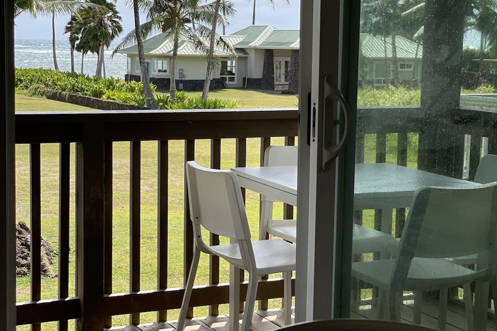 Hauula House | Exotic Oceanfront 5 bedroom 3 bathroom house w/AC