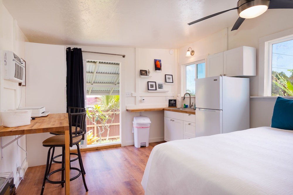 Kehena Apartment | Tropical studio with fast WiFi, near the beach, and snowbird-friendly