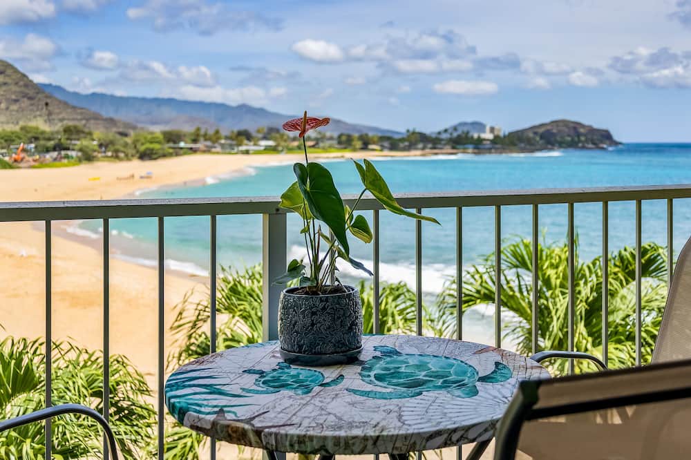 Makaha Condo | Oceanfront Studio on Makaha Beach!! Legal 7 day minimum rental!!!