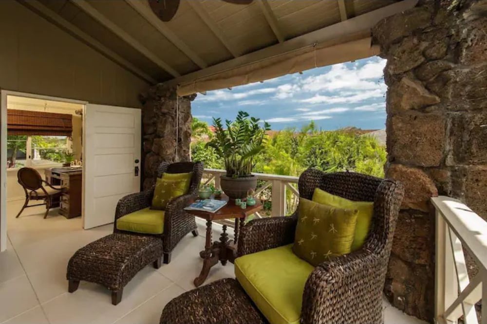 Kaimuki House | Elegant Hibiscus Manor, Private Saltwater Pool, AC, BBQ, Garage & EV Charger