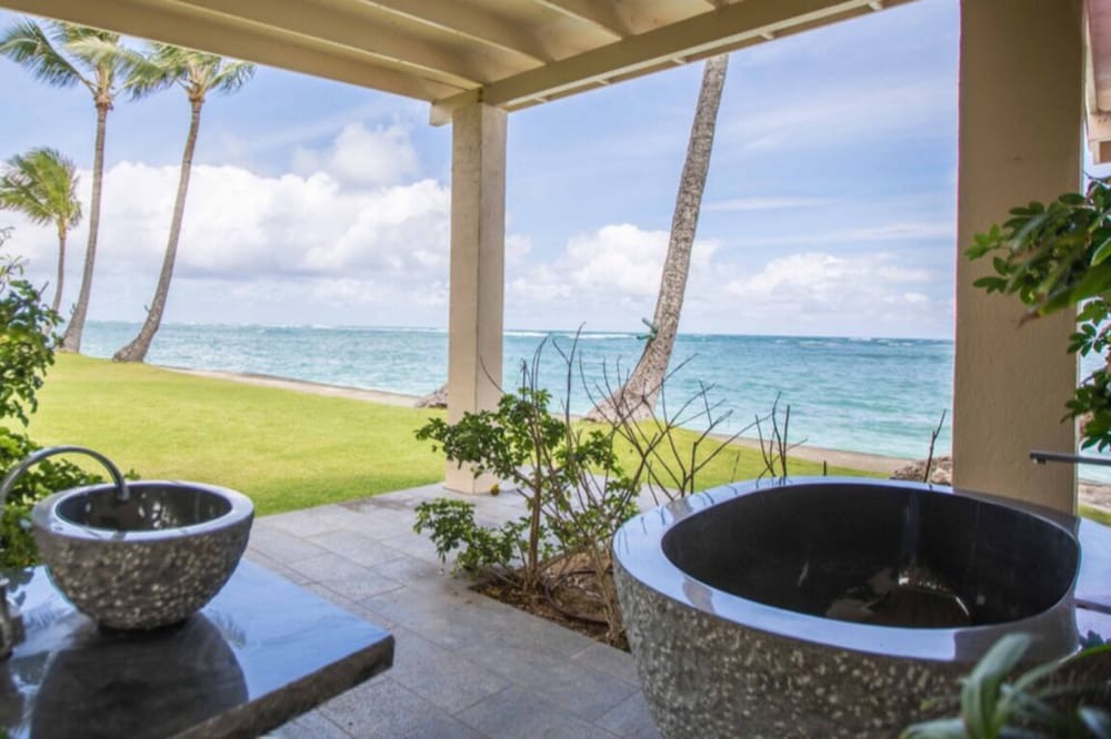 Ka'a'awa House | A Beach House that's actually on the beach!