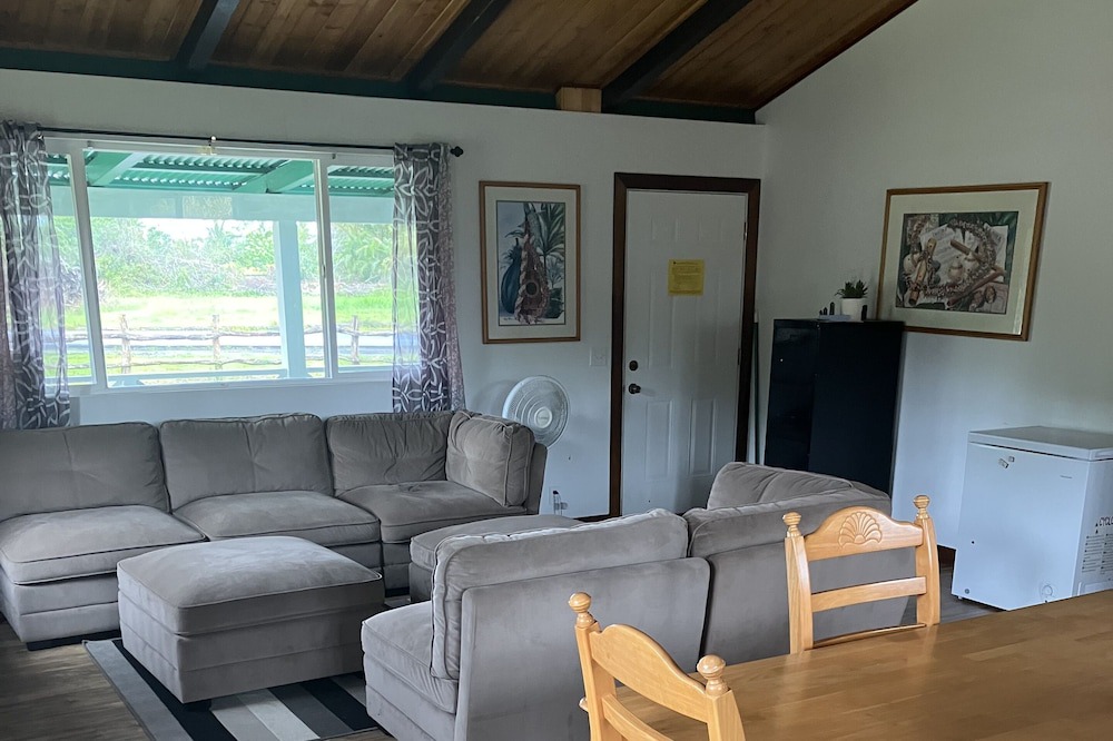 Keaau House | Spacious 2 bedroom 1 bath house! Close to Maku’u Farmers Market