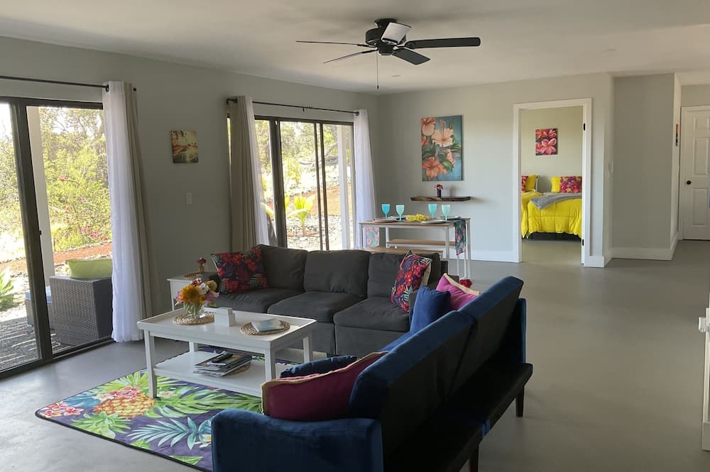 Ocean View House | Beautiful oasis located on 3 acres in Ocean View, a suburb of Capitan Cook.