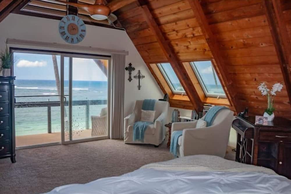 Mokuleia House | Beachfront Four Bedroom home in Beautiful Waialuan4 Bedrooms - Sleeps 11