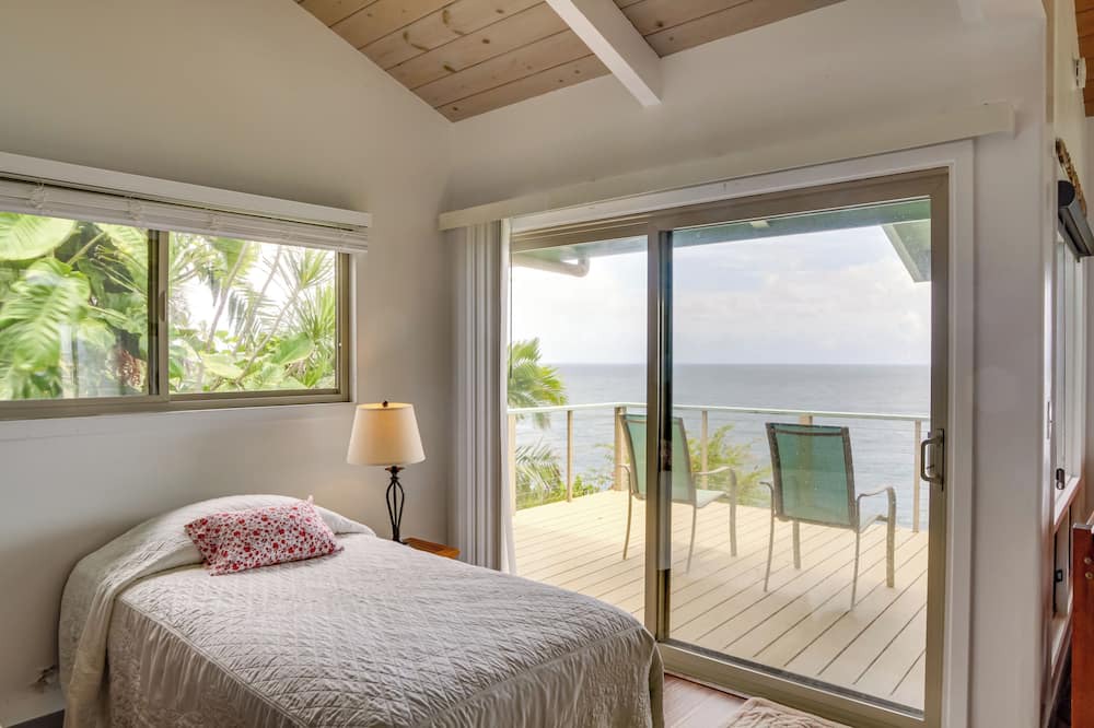 Hilo Cottage | Hilo Home w/Private Deck + Stunning Ocean Views!