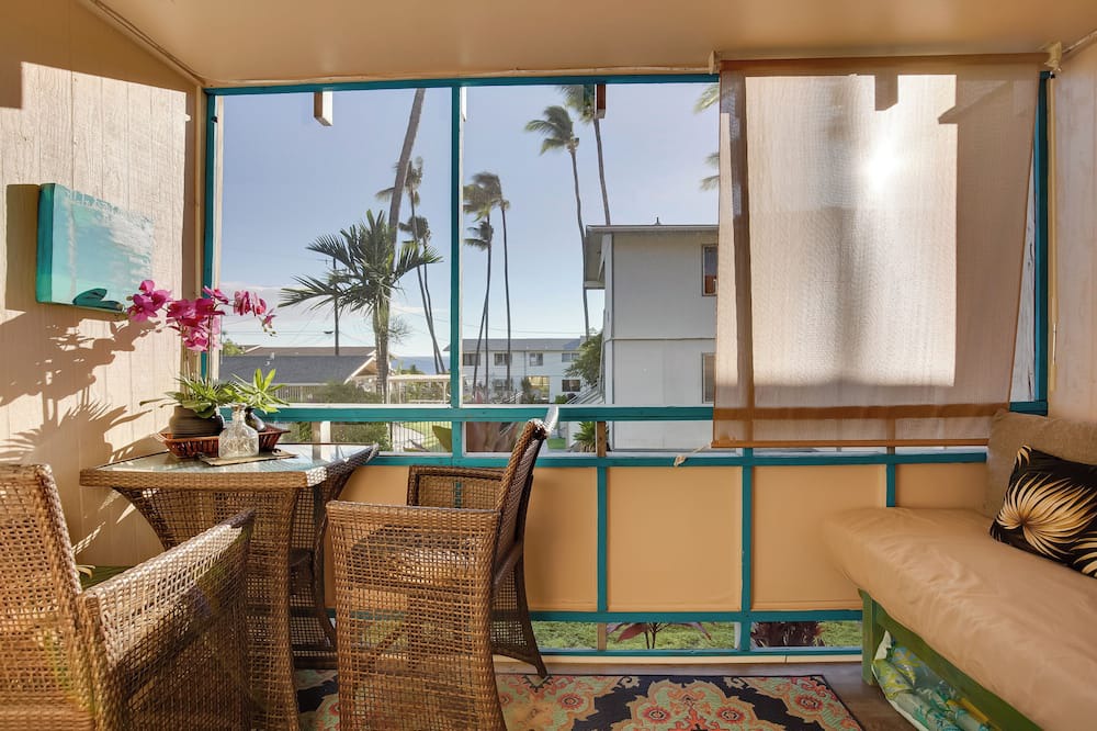 Historic Kailua Village Apartment | Sunny Central Condo: Lanai & Community Pool Access