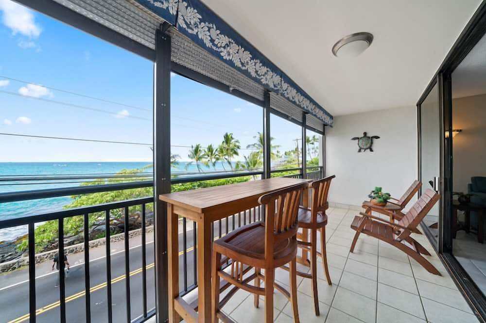 Historic Kailua Village Condo | Kona Alii Oceanview Pool Shops & Restaurants