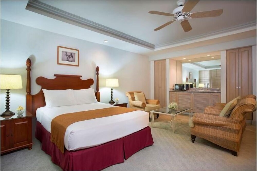 Kahului Apartment | Luxurious Oceanfront Room w/ WiFi, Private Lanai, & Amazing Views of the Pacific