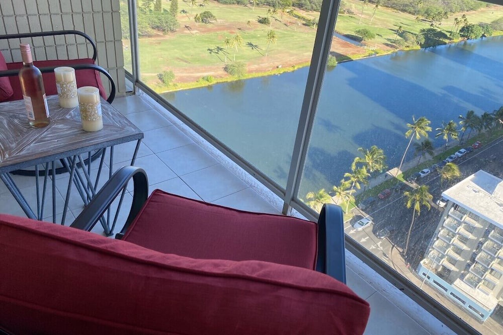 Diamond Head - Kapahulu - St. Louis Condo | Lovely Studio with Million Dollar View of Waikiki and close to everything!