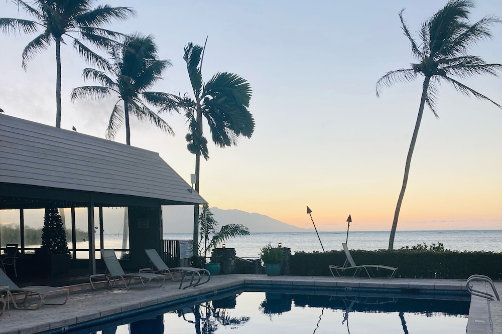 Ualapue Condo | Superior Wavecrest Condo by Ocean with Extras, Car Available
