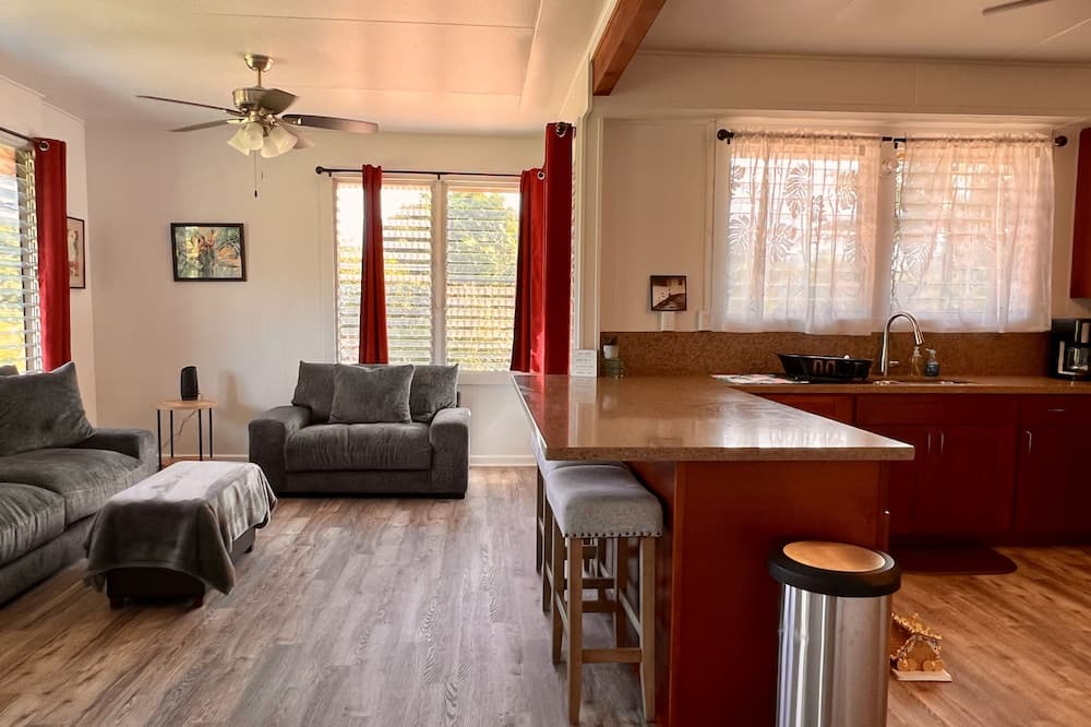 Papaikou House | Holo Holo Hale...Quite, secure country home minutes to adventures!