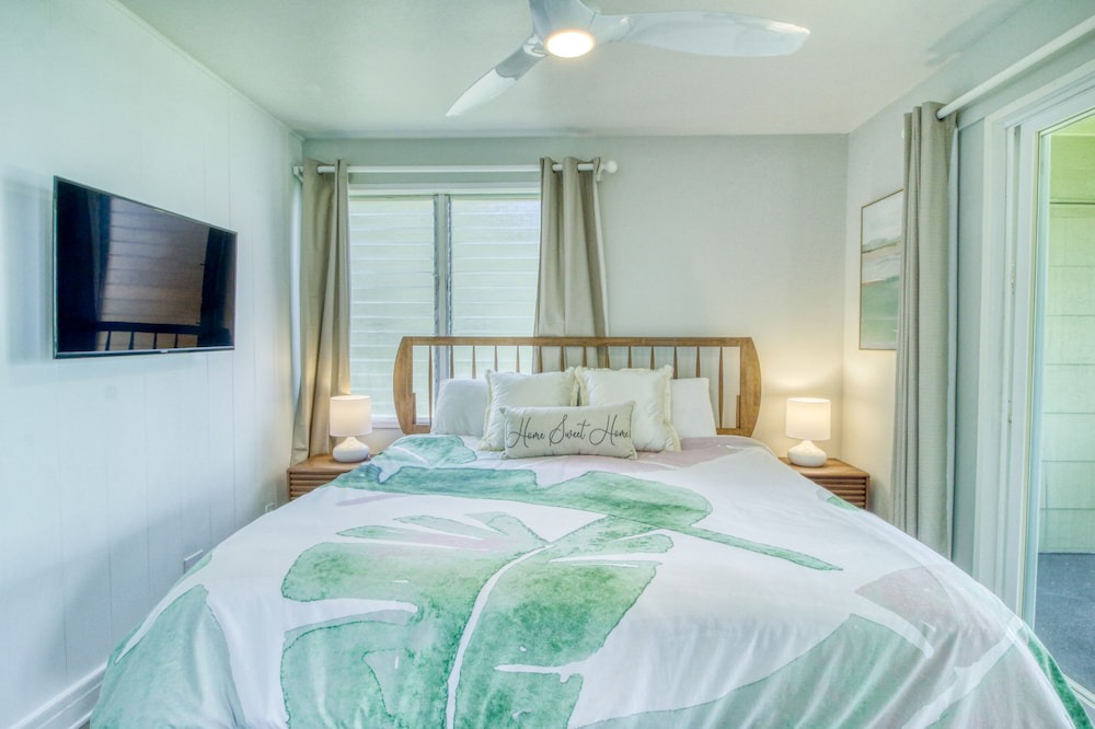 Wailua Condo | Updated oceanfront condo with 180-degree ocean views, 2 lanais & outdoor pool