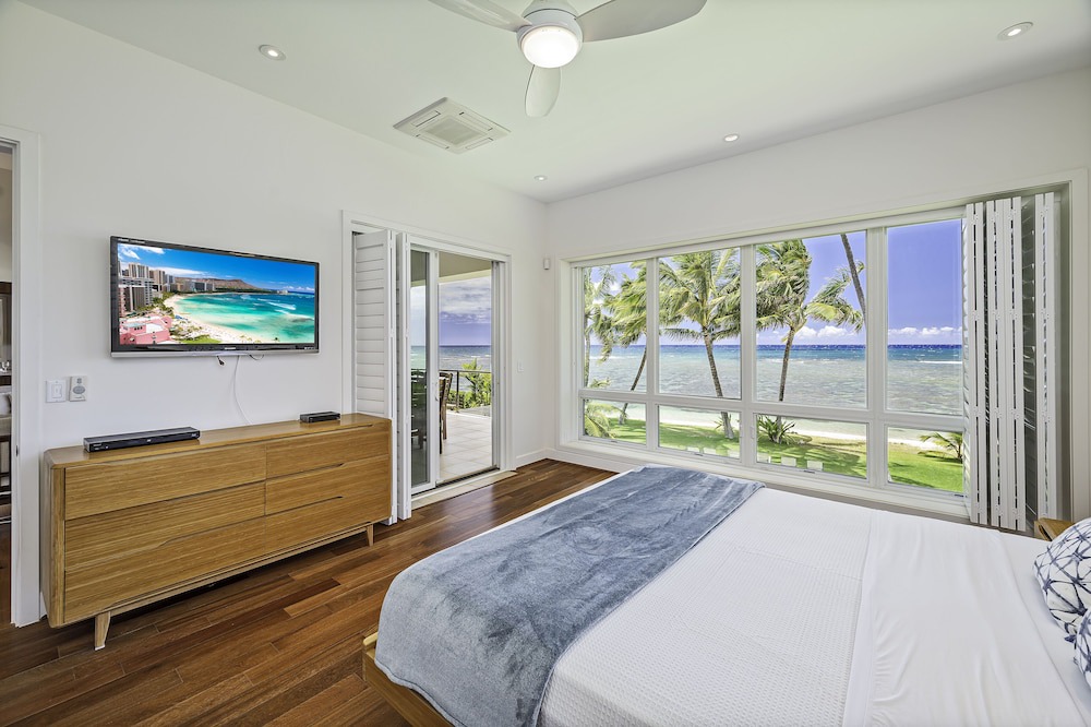 Mokuleia House | Luxurious Beach Front North Shore Home with Panoramic Ocean Views