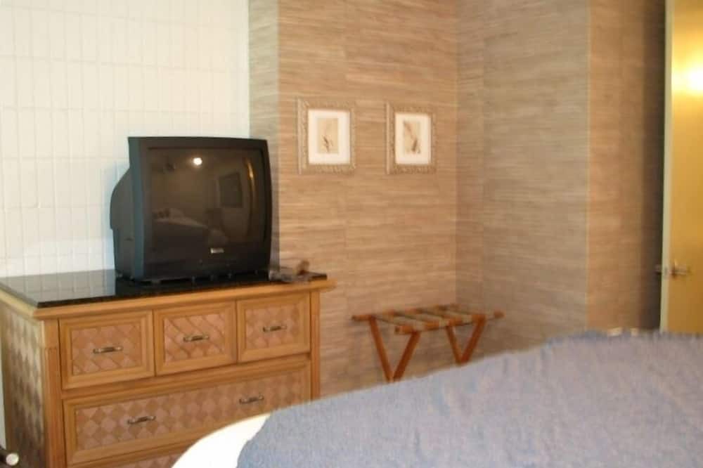 Punaluu Condo | Pat's at Punaluu, Beachfront Condo - 30 Day Minimum Rental