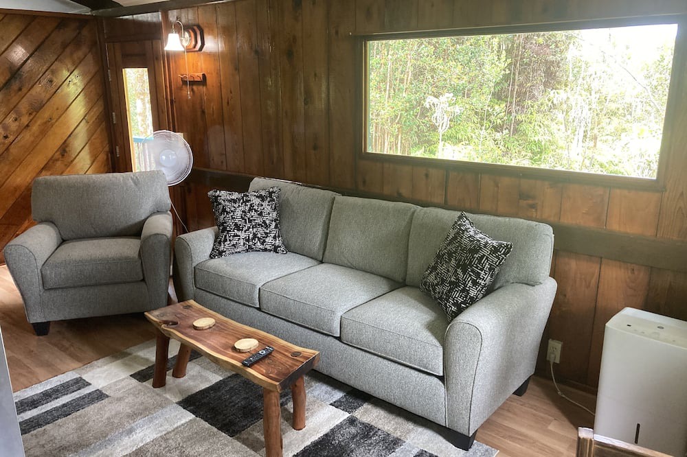 Eden Roc Cabin | Hawaiian Tree House Cabin - A/C and 15 Minutes to Volcano National Park