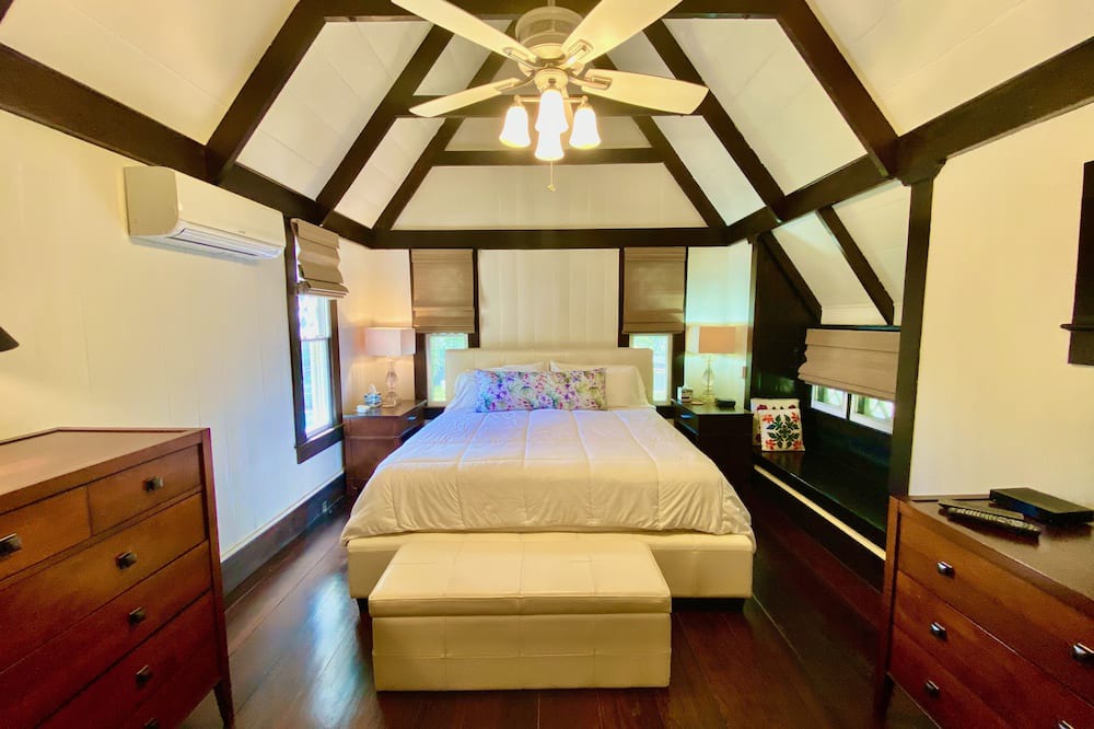Kahala House | The Gingerbread House sleeps 10 & Kahala Beach is just across the street