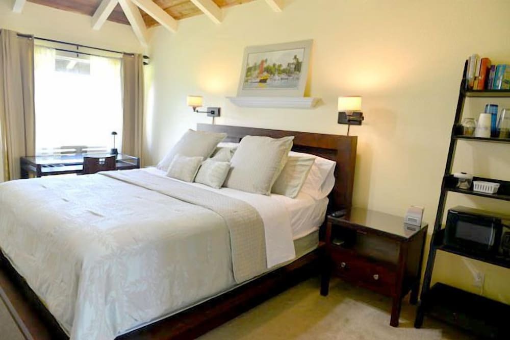 Princeville Apartment | Air Conditioned Upstairs Studio w/RESERVED PARKING; Pool, -WIFI-Walk to Beach