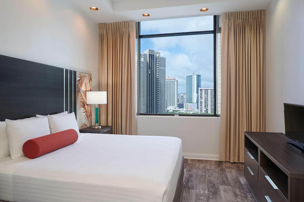 Waikiki Apartment | Aqua Palms Condo with City View