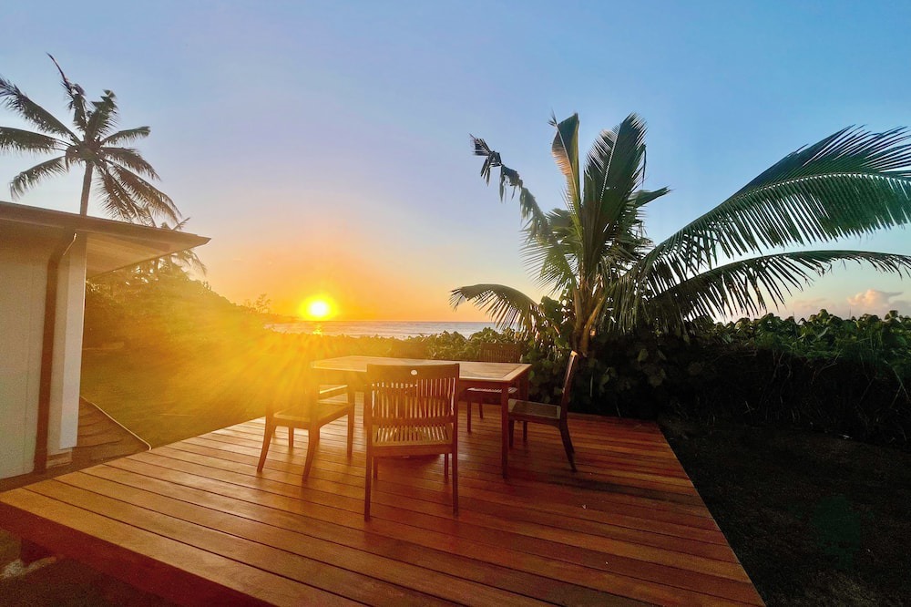 Mokuleia House | Sunset House-beachfront, AC, WiFi, secluded beach, close to epic surf breaks