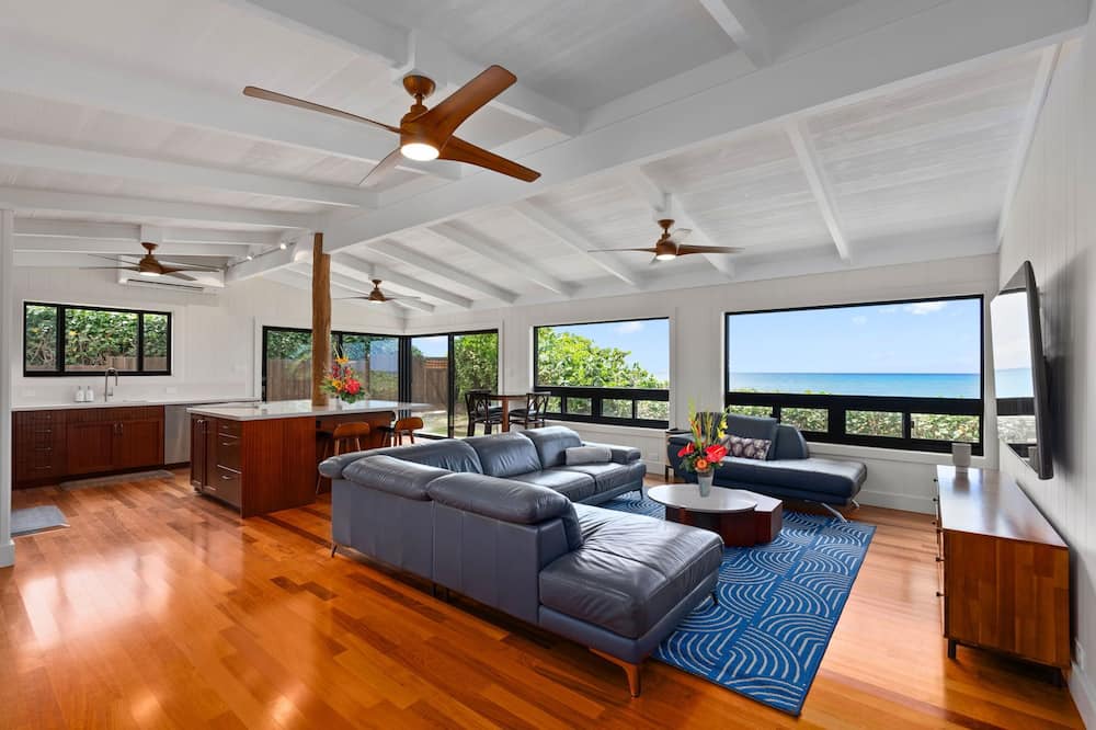 Mokuleia House | Promo price until November! Mokuleia Beach Villa: Beachfront w/Ocean Views,Deck