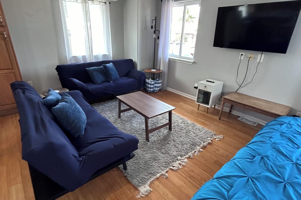 Hauula House | Mahalo Nui Loa & Welcome to Hale Pikake! 30 second walk to beach access.