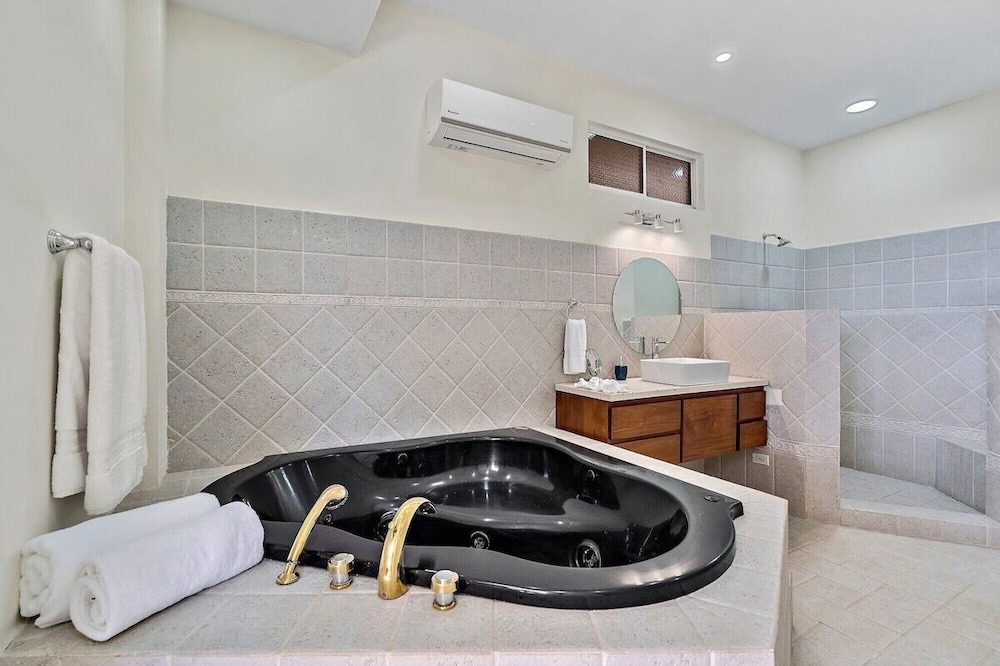 Mokuleia House | Kukui Hale - Short Walk to Beach, AC