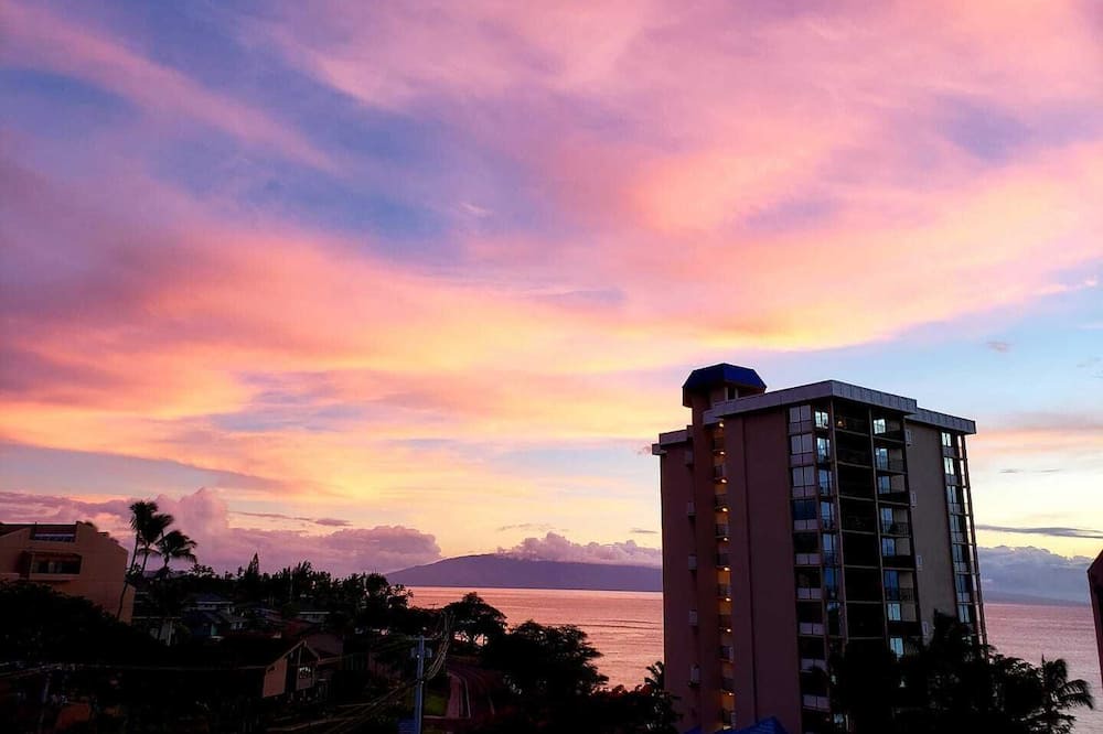 Kahana Hotel | Oceanfront/Beachfront 1200 sq ft 1 bed-2 bath condo