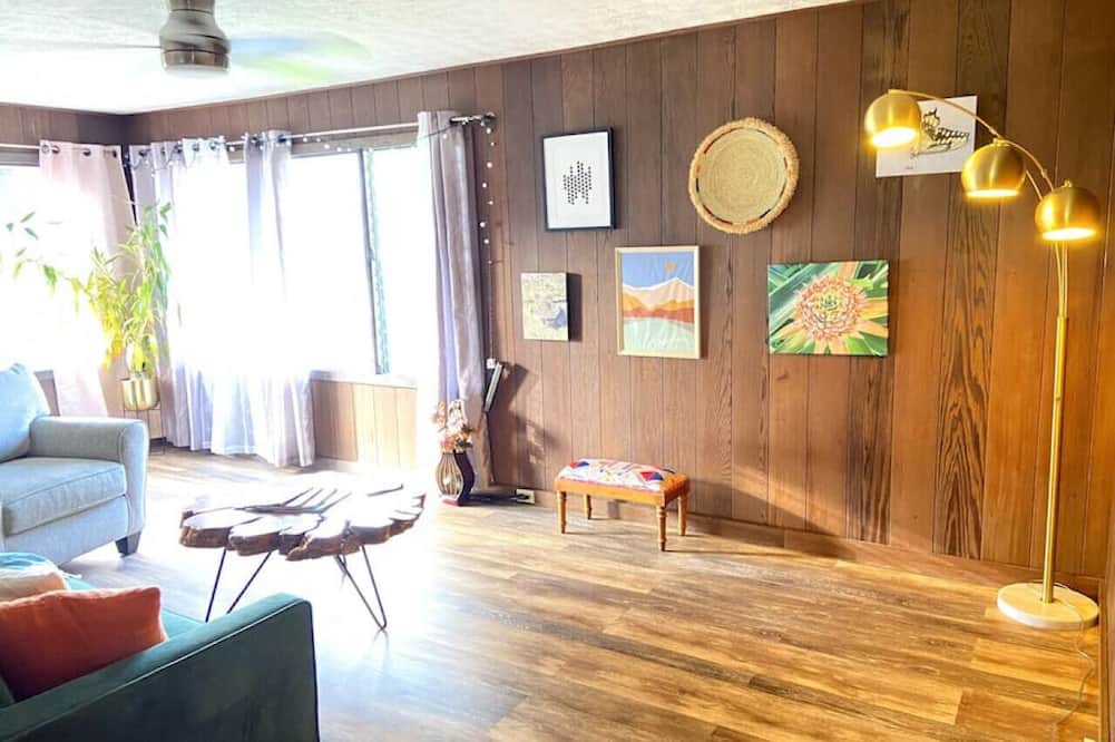Hilo House | Laidback Island Living Close to Beach & Shopping