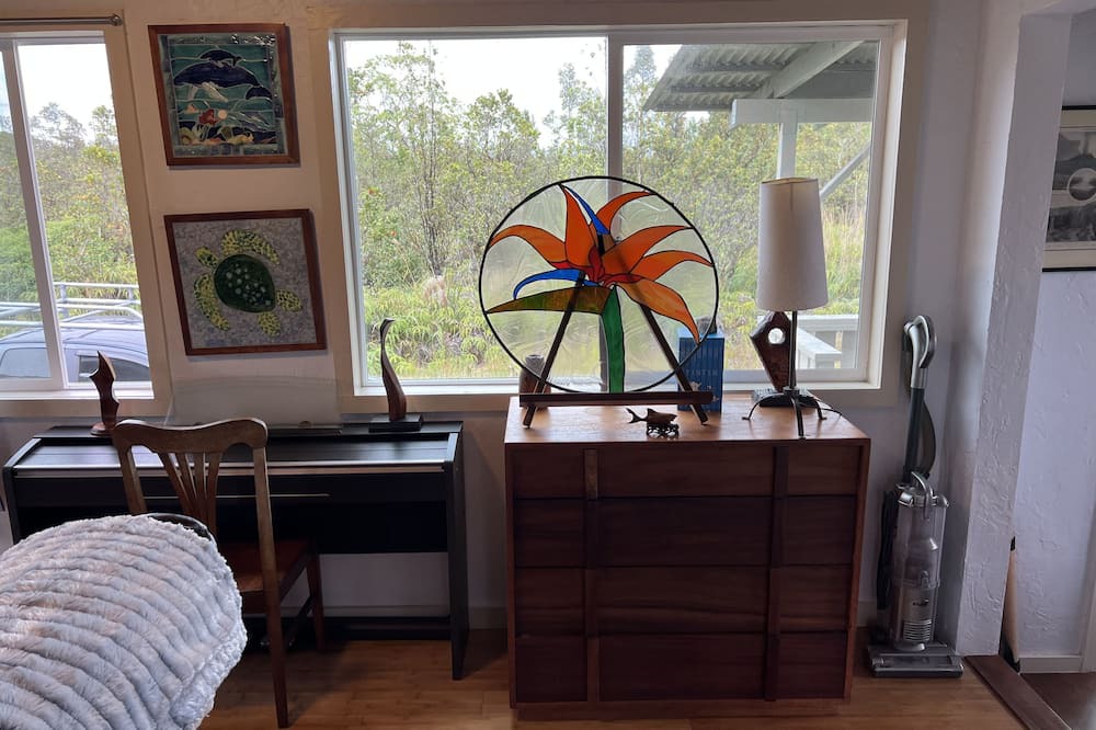 Eden Roc Cabin | Lovely Centrally-Located Cabin with fast Wi-Fi. Perfect for E.Hawaii Exploration