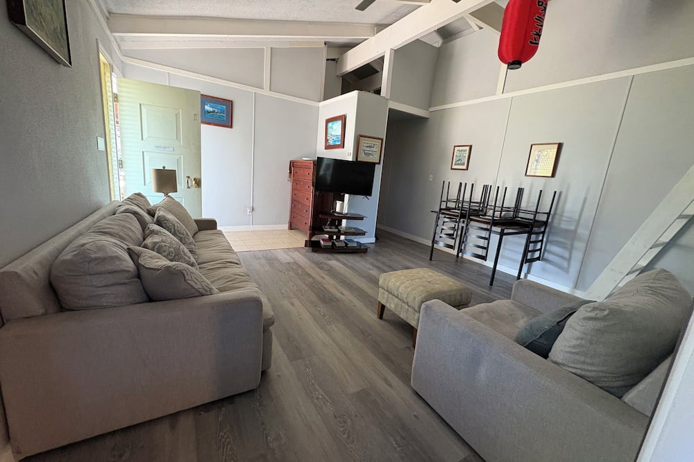 Hilo House | Rainbow Hale unit 4, a blend of Hawaiian-style charm and comfort
