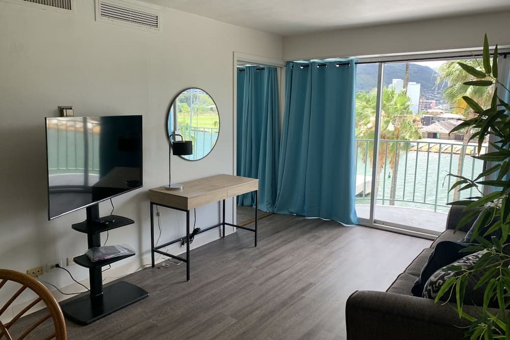 McCully - Moiliili Apartment | Waikiki Apartment sleeps 5 parking included