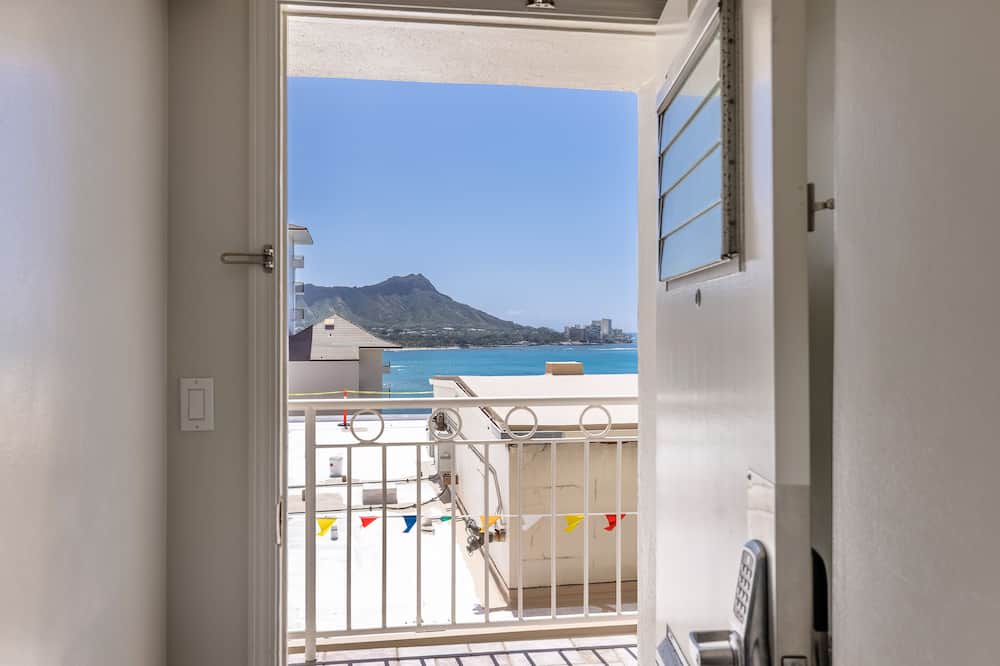 Waikiki Condo | Oceanfront Studio | Spectacular Views | Full Kitchen | Nearby Parking(Fee)